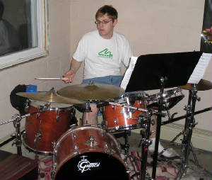 leeplayingdrums2.jpg